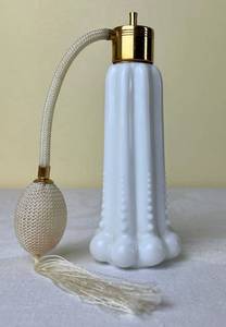 lot 198 image: Vintage Art Deco DeVilbiss Fenton Art Glass Perfume Atomizer 6 H