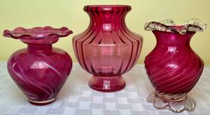 lot 166 image: Rossi Glass (Niagara Falls, Canada) Hand Blown 6.5 Glass Vase, Vintage Chalet Cranberry Glass 7 Vase and Pilgrim Cranberry Glass Panel Design 8 Vase