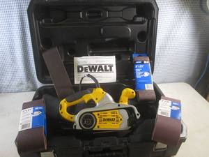 lot 1 image: (EC1) Dewalt 3 x 21 Electric Belt Sander with Assorted Sanding Belts In Case
