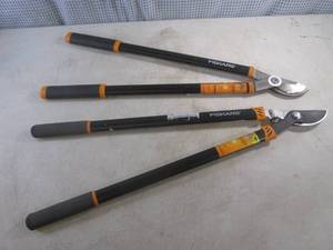 lot 32 image: (H-2) 2 Fiskars 28 Loppers...
