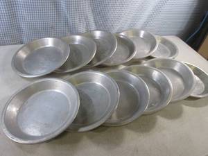 lot 70 image: (CSB) 12 - 10 Metal Pie Pans