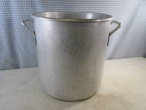 lot 71 image: (EW5) Large Wear-Ever Aluminum Stock Pot 14 W x 14 H