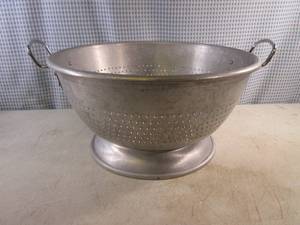 lot 73 image: (EW5) Large Lincoln Wear-Ever No.4616 Colander Strainer 16 12 W x 8 14 H