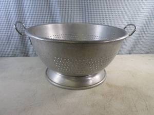 lot 74 image: (EW4) Large Lincoln Wear-Ever No.4616 Colander Strainer 16 12 W x 8 14 H