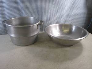 lot 75 image: (EW3) Stock Pot 12 W x 8 H and Large Stainless Steel Mixing Bowl 16 W x 4 12 H
