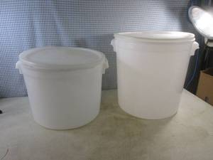 lot 86 image: (BSB) 2 Large Plastic Containers with Lids - 12 and 16 High x 15 14 Wide