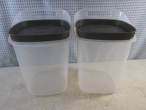 lot 88 image: (EC1) 2 Rubbermaid 1.5 Gal  24 Cups  5.6 L Containers with Lids