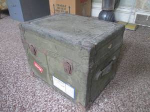 (DLR) Small Vintage Trunk with Woo...