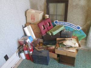 (UR2) Pile of Assorted Vintage and ...