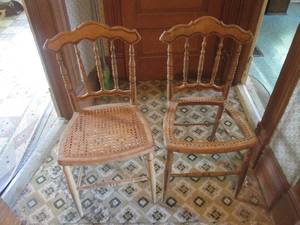 (UR2) 2 Vintage Wood Chairs...