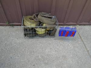 Tub of ratchet straps. As shown.