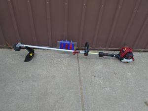 Craftsman 4 cycle weed trimmer. Looks nearly new. Tested & works. As shown.