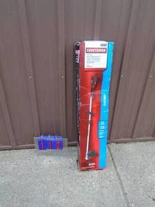 Craftsman 110 volt weed trimmer. Appears new in box. As shown.