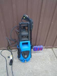 Approx 1200 - 1500 psi electric pressure washer with hose & gun. Powers up. As shown.