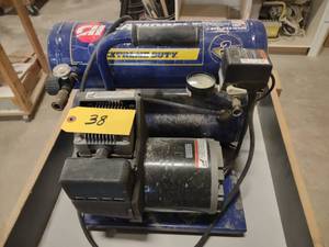 lot 38 image: Campbell Hausfeld Portable Air Comp...