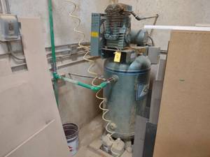 lot 25 image: C-Aire Air Compressor, 5 hp, 220 Vo...