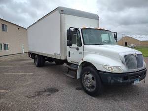 lot 1 image: 2005 International Dock Truck