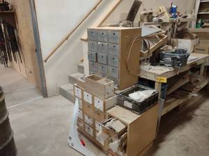 lot 290 image: Workbench & Cabinets with Assorted ...