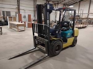 lot 4 image: Komatsu 30 LP Gas Forklift, 5580 lb...