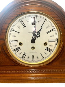 lot 1 image: VTG Howard Miller Model 613-102 Mechanical Westminster Chime Mantel Clock w Key