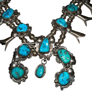 lot 54 image: STUNNING VINTAGE HAND MADE ORIGINAL NAVJO SQUASH BLOSSOM Turquoise & Sterling Silver Necklace