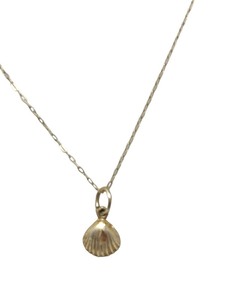 lot 163 image: Stunning 14k gold necklace featuring a beautifully crafted gold seashell pendant.