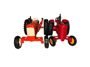 lot 47 image: Vintage ERTL John Deere & International Tractor Set - 116 Scale