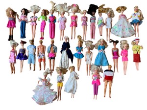 lot 139 image: 1962 Mattel Vintage Barbie Case AND VINTAGE BARBIE 60s DOLLS