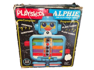 lot 66 image: VINTAGE 1978 PLAYSKOOL ALPHIE THE ELECTRONIC ROBOT