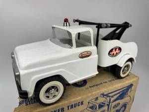 lot 3 image: Vintage Mound Minn Tonka Toys Wrecker Truck with Box
