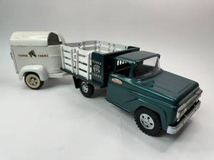 lot 8 image: Vintage Mound Minn Tonka Farms Truck and Trailer Toys
