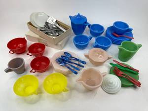 lot 35 image: Vintage Play Dishes Lot
