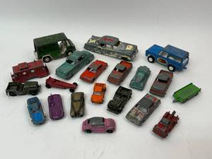 lot 39 image: Tootsietoy Car Lot