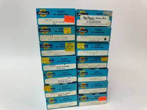 lot 52 image: Lot of 14 HO Scale Athearn Train Cars - Lot 1 of 6
