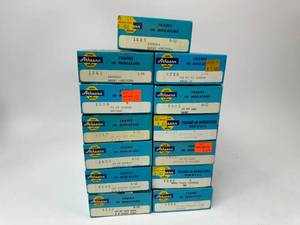 lot 57 image: Lot of 13 HO Scale Athearn Train Cars - Lot 2 of 6