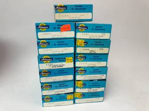 lot 84 image: Lot of 13 HO Scale Athearn Train Cars - Lot 6 of 6