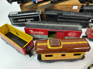 lot 92 image: Vintage Lionel Train Set Lot