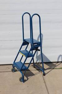 lot 33 image: 3 Step Tilt & Roll Safety Ladder Blue