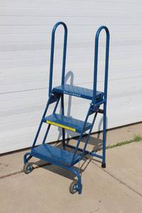 lot 34 image: 3 Step Tilt & Roll Safety Ladder Blue