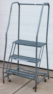 lot 43 image: 3 Step Safety Ladder Grey Measures 5 Ft Overall High, 25 Inch Wide