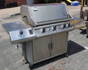 lot 16 image: Stainless Steel Grill BBQ Extra Large, One Wheel Broking Easy Fix