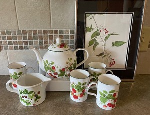 lot 14 image: Strawberry Teapot with cream pitcher and four coffee cups
