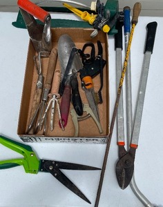 lot 30 image: Yard Tools Mixed Lot, Sprinklers, Snips