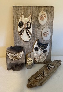lot 88 image: Pottery Owls on Barn wood and Driftwood