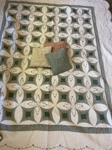 lot 94 image: King Size Quilt and Pillows