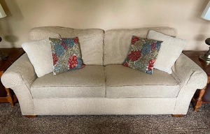 lot 40 image: Flexsteel SofaCouch
