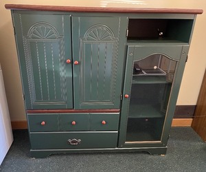 lot 153 image: Green Country Style Entertainment Center