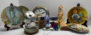 lot 154 image: Collector Plates and Decor Lot