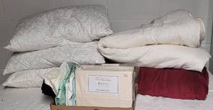 lot 233 image: Bedding Lot
