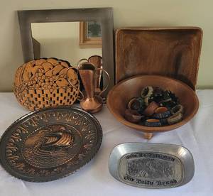 lot 306 image: Mixed Lot of Wood and Metal Decor